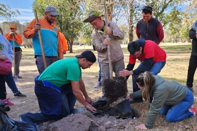 MDZol | Cultura del árbol Plantación de árboles la Fundación Carmela Fassi, de inserción socio-laboral para jóvenes con discapacidad intelectual. Foto: Prensa Gobierno de Mendoza