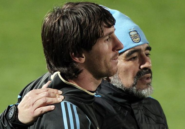 Viejos tiempos: Maradona y Messi en Sudáfrica. Foto: EFE