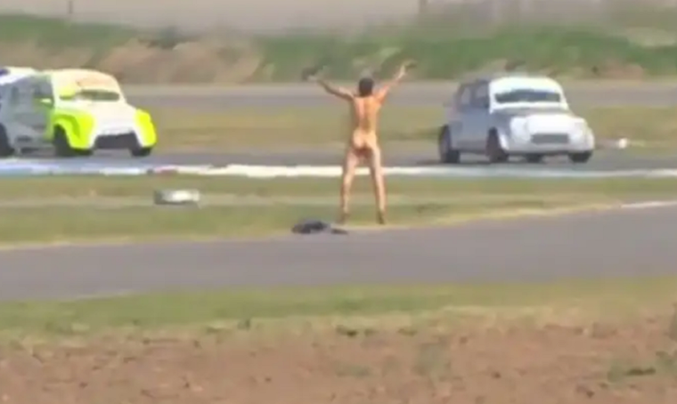 El hombre se quitó la ropa en medio de la carrera. Foto: Captura de pantalla