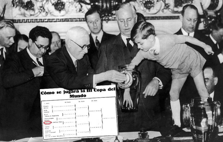 El nieto de 6 años de Jules Rimet, presidente de la FIFA, fue el encargado de sacar de un frasco los papeles que contenían el nombre de cada selección en el sorteo del Mundial de Francia 1938. Argentina estaba ahí.