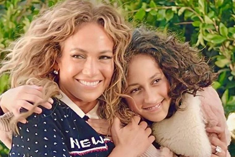 El jeans mezclillas está de moda y qué mejor forma de llevarlo que al estilo de Emme, la hija de Jlo