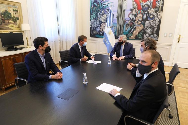 Rodolfo Suarez con el presidentes.