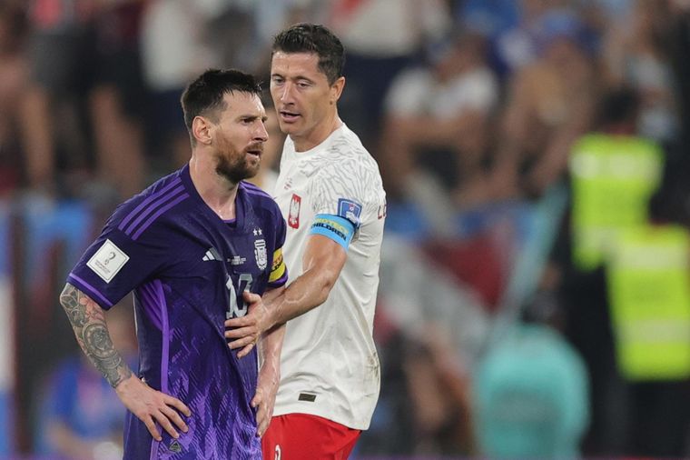 Robert Lewandowski y Lionel Messi durante el partido. Foto: EFE