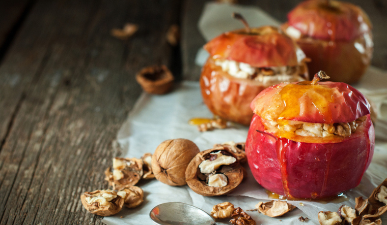 Cómo hacer manzanas asadas al horno con canela y nueces Foto: Shutterstock