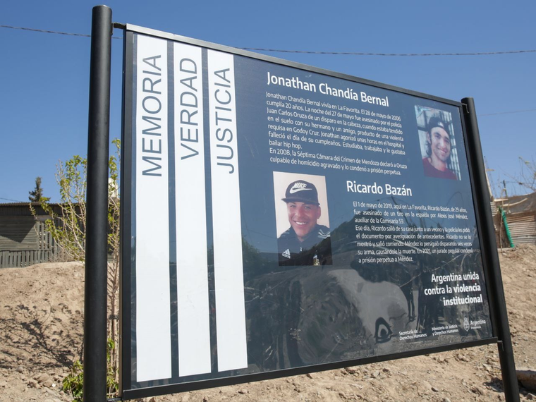 El homenaje de DD. HH. a Jonathan Chandía y Ricardo Bazán en La Favorita. El homenaje de DD. HH. a Jonathan Chandía y Ricardo Bazán en La Favorita.