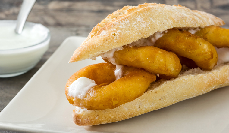 La receta de bocadillo de calamares se popularizó como comida rápida mucho antes de la llegada del fast food moderno. La receta de bocadillo de calamares se popularizó como comida rápida mucho antes de la llegada del fast food moderno.