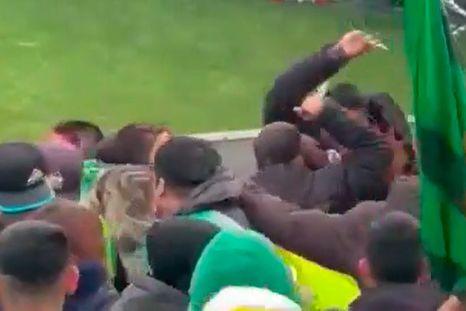 Hubo un enfrentamiento a cuchillazos en la tribuna de Aldosivi. Hubo un enfrentamiento a cuchillazos en la tribuna de Aldosivi.