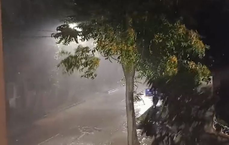 Una fuerte tormenta azota la provincia de Mendoza este viernes.
