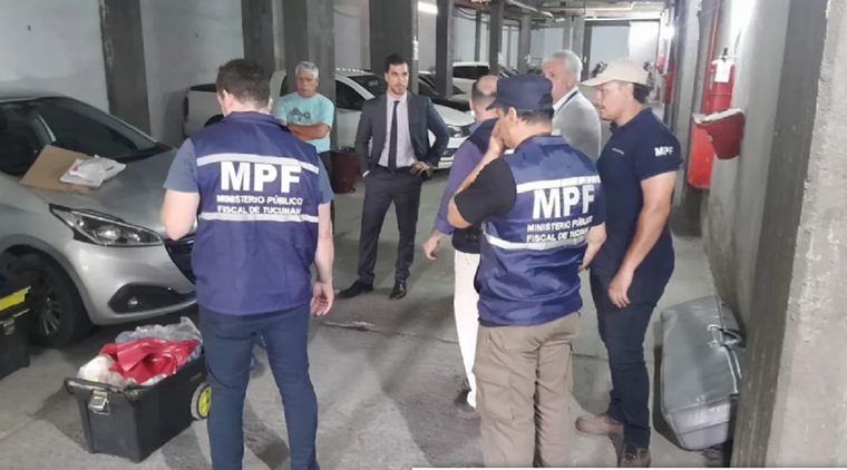 Los investigadores en el edificio en donde murió el vecino. Foto: NA