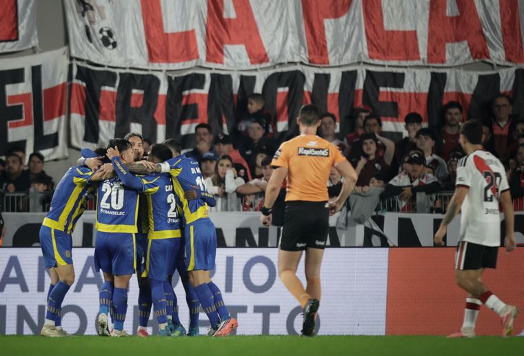 Con un gol de Otamendi en contra, Central le ganó a River en el Monumental y profundizó su crisis.