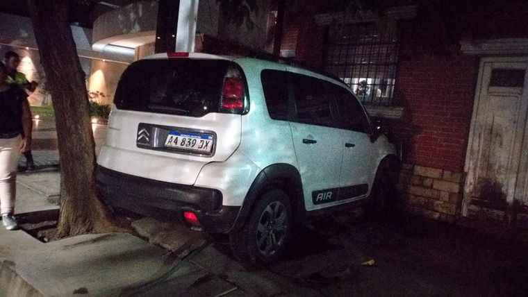 Así quedó el auto en el que se movilizaban los sospechosos. Foto: Ministerio de Seguridad