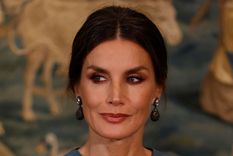 El día de la coronación de Letizia Ortiz, la reina consorte brilló Foto: https://www.hellomagazine.com/imagenes/royalty/20211126127160/queen-letizia-of-spain-drops-handbag-royal-tour-of-sweden/0-613-721/queen-letizia-handbag-t.jpg