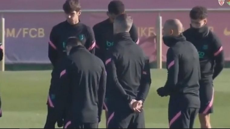 Messi, abstraído y cabizbajo