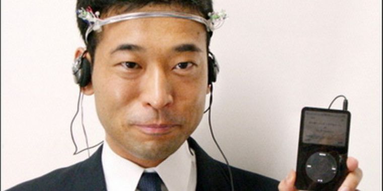 El investigador japonés, Kazuhiro Taniguchi, mostrando el dispositivo. Foto: web