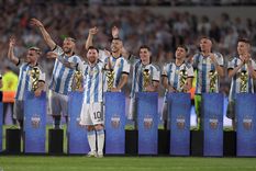 Messi y los jugadores de la Selección argentina, de festejo en el Monumental. Foto: Télam