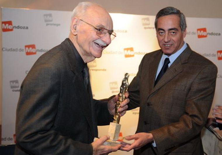 El doctor Roig, recibe la distinción de manos de Fayad. Foto: Gerardo Gómez / MDZ