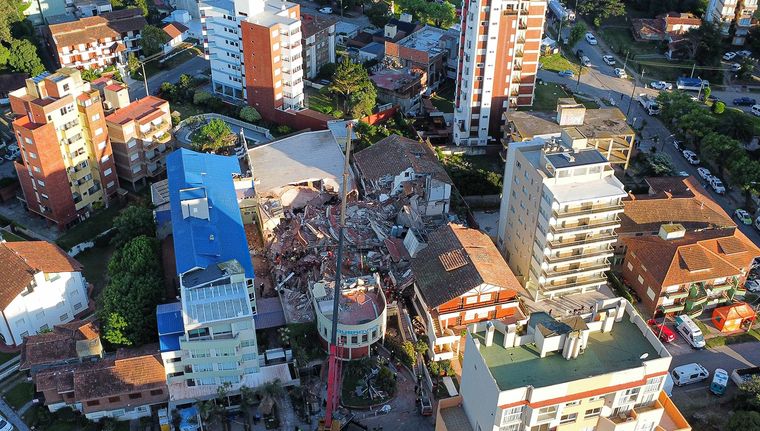 Trabajan 450 bomberos por turno en el operativo de rescate Foto: EFE