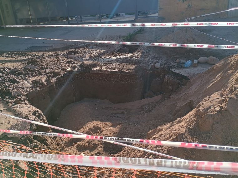 El hundimiento del asfalto en Dorrego se originó por una pérdida de agua sin reparar. El hundimiento del asfalto en Dorrego se originó por una pérdida de agua sin reparar.