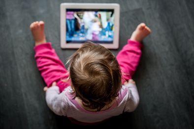 MDZol | El tiempo en pantalla puede desplazar otras actividades saludables como leer, jugar al aire libre e interactuar con otros niños y adultos. Foto: Archivo MDZ