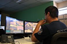 La Policía de Mendoza incautó drogas y armas en operativos realizados en Rivadavia y el Gran Mendoza a través del sistema de videovigilancia. La Policía de Mendoza incautó drogas y armas en operativos realizados en Rivadavia y el Gran Mendoza a través del sistema de videovigilancia.