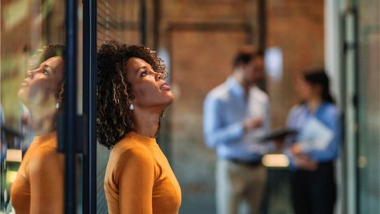 El burnout se caracteriza por el agotamiento y estrés laboral crónico. El burnout se caracteriza por el agotamiento y estrés laboral crónico.