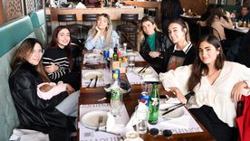 Amigas celebrando. En la nota, opciones interesantes para este sábado en Mendoza. Foto: ALF PONCE MERCADO / MDZ