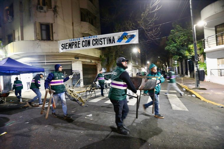 El Gobierno de la Ciudad secuestró gazebos, mesas para servir comida, sillas y banquetas, parrillas, además de limpiar las paredes de casas vecinas y retirar pasacalles, banderas y cartelería de la cuadra donde reside Cristina Fernández de Kirchner. El Gobierno de la Ciudad secuestró gazebos, mesas para servir comida, sillas y banquetas, parrillas, además de limpiar las paredes de casas vecinas y retirar pasacalles, banderas y cartelería de la cuadra donde reside Cristina Fernández de Kirchner.