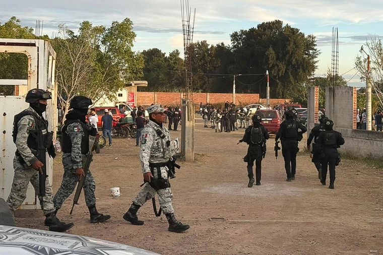 Integrantes de la Guardia Nacional de México custodian la zona donde se cometió un ataque armado este domingo, en la ciudad de Salamanca (México). Integrantes de la Guardia Nacional de México custodian la zona donde se cometió un ataque armado este domingo, en la ciudad de Salamanca (México).
