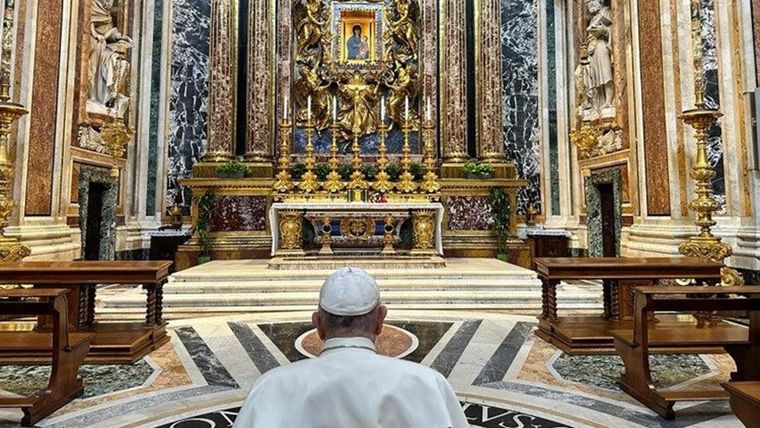 Rosa de oro El papa Francisco en la iglesia a la que hará la donación. Foto: Vatican News