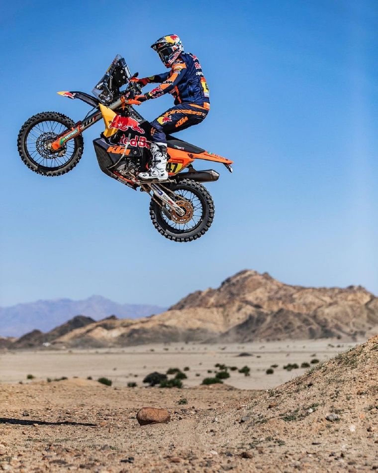 Kevin Benavides, en el aire. Foto: Instagram