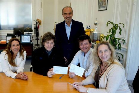 Otros tiempos, cuando la paz familiar reinaba, Lule entre Milei y Caputo. Otros tiempos, cuando la paz familiar reinaba, Lule entre Milei y Caputo.