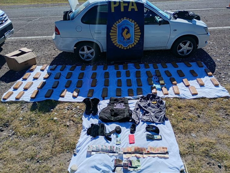 El vehículo secuestrado con los paquetes de marihuana y demás elementos secuestrados que se encontraron en el interior del rodado. Foto: Policía Federal Argentina