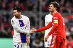 Thomas Müller saluda a Messi durante la vuelta en octavos de final de la Champions