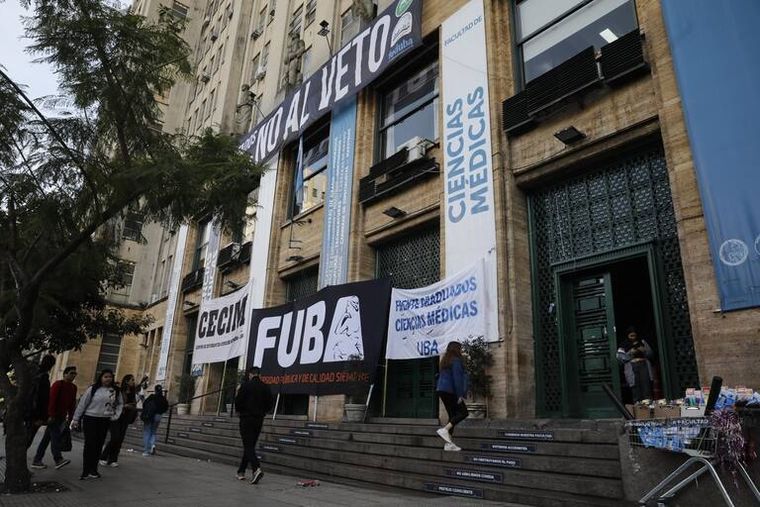 Las autoridades de la UBA informaron que se decretó duelo institucional y se reforzarán las acciones de acompañamiento en materia de salud mental para la comunidad educativa. Las autoridades de la UBA informaron que se decretó duelo institucional y se reforzarán las acciones de acompañamiento en materia de salud mental para la comunidad educativa.