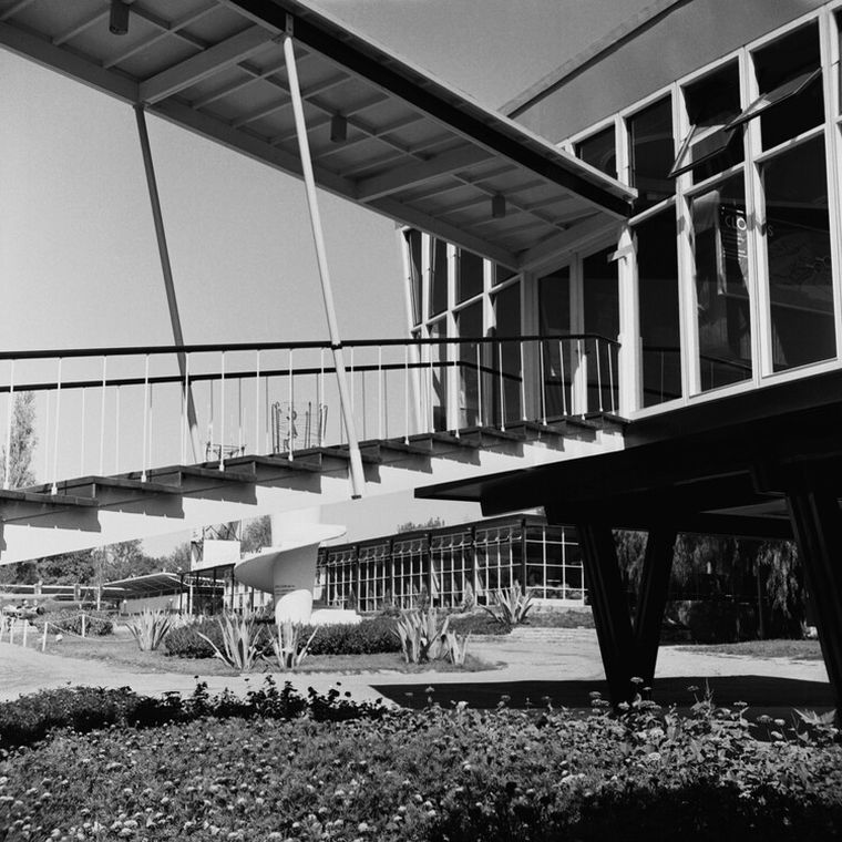 La misteriosa escalera helicoidal en su momento de gloria, puede verse detrás de la escalera del ingreso al Pabellón 24, construido para la Feria de América. La misteriosa escalera helicoidal en su momento de gloria, puede verse detrás de la escalera del ingreso al Pabellón 24, construido para la Feria de América.