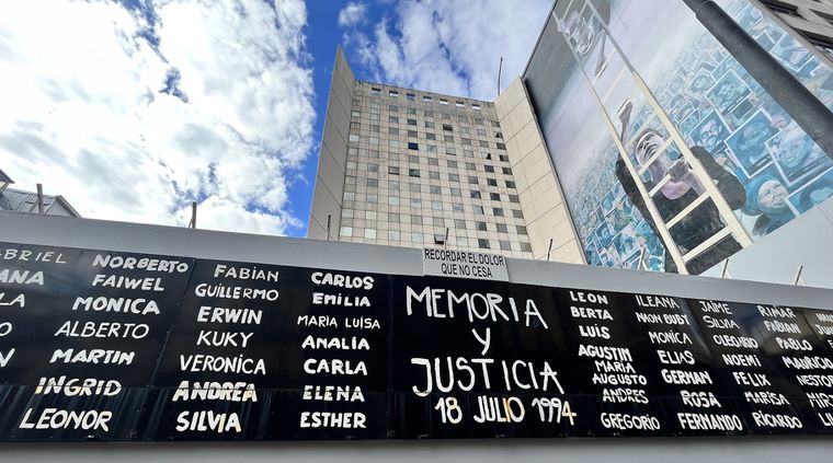El frente del nuevo edificio tiene el nombre de las víctimas que murieron el día del atentado Foto: Andrea Ginestar