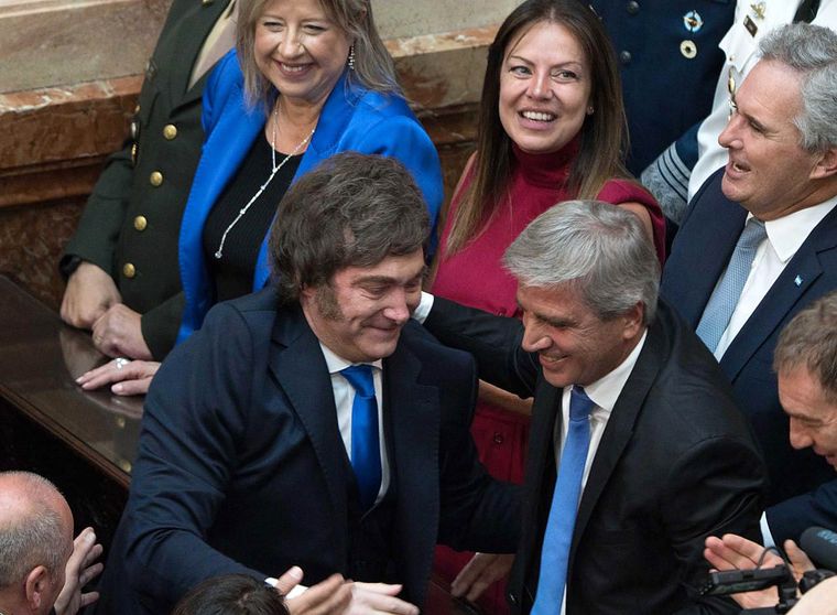 Javier Milei saluda al ministro de Economía, Luis Caputo.