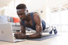 ¿Qué ejercicios debes hacer si tienes una vida sedentaria en tu trabajo? (Shutterstock)