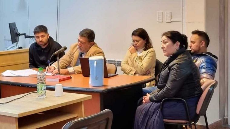 Dos hermanos y su madre fueron condenados en Chubut por cometer una estafa millonaria en perjuicio de una anciana de 87 años bajo la modalidad conocida como “cuento del tío”.