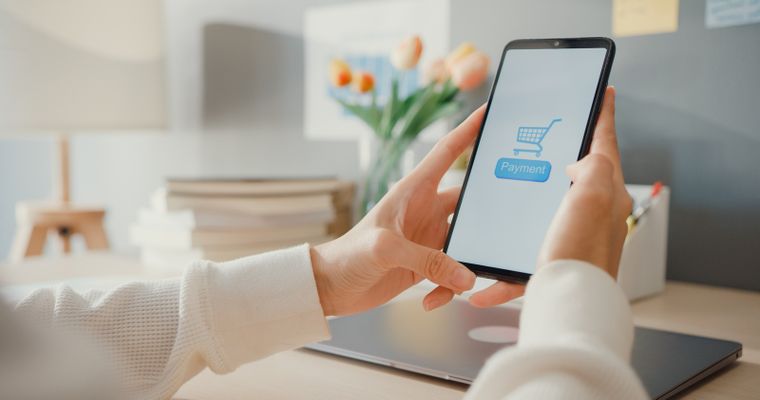 Google anunció una actualización con inteligencia artificial para usar las funciones de Shopping directamente en la aplicación de Gemin. Foto: Freepik