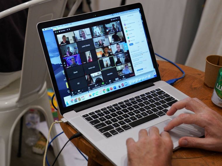 Un estudio reveló que las reuniones por Zoom generan más estrés que las presenciales