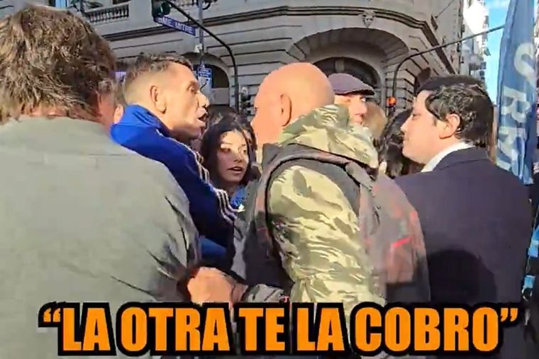 La situación quedó registrada por las cámaras Foto: Captura de video