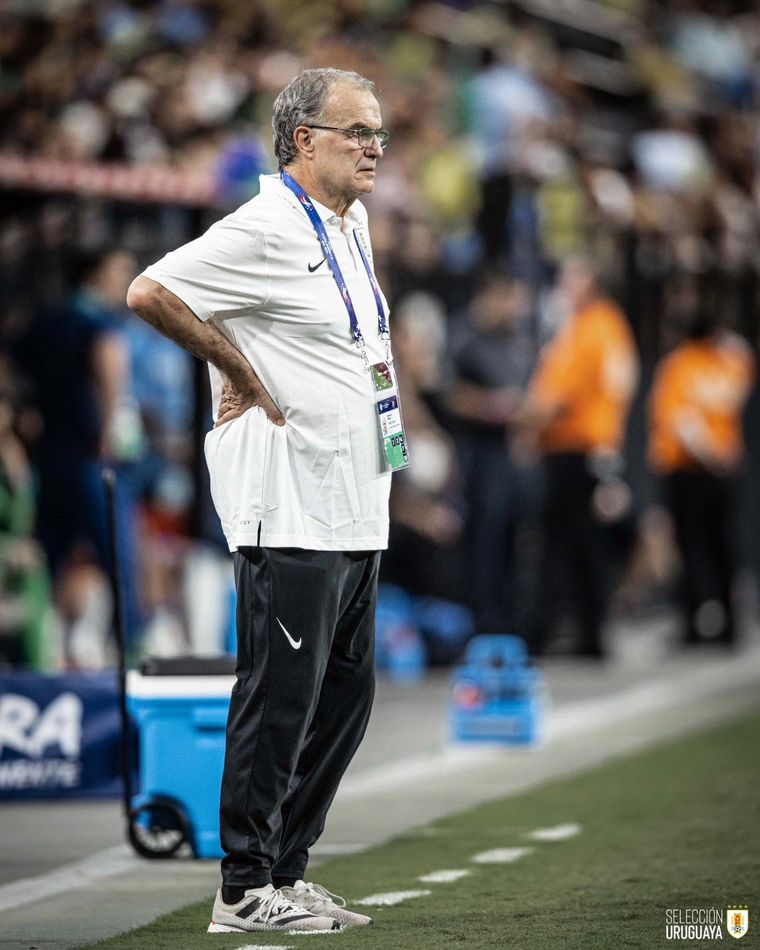 Bielsa da una importante bocanada de aire tras las explosivas declaraciones de Suárez. Foto: @Uruguay
