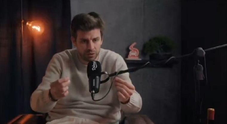 El exarquero Iker Casillas lanzó su nuevo podcast, Bajo Los Palos, con Gerard Piqué como primer invitado. Foto: Captura de TV