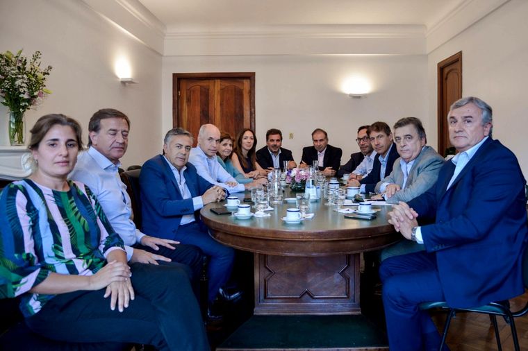 Juntos por el Cambio, con los mendocinos Rodolfo Suarez y Alfredo Cornejo, se manifestaron contra le proyecto de reforma en la Justicia que plantea el Ejecutivo. Foto: Télam