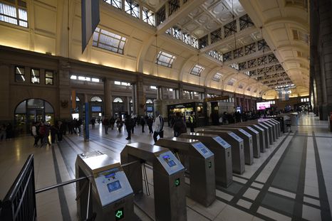 Pasajeros esperan la llegada de los trenes demorados en la estación de Retiro. Pasajeros esperan la llegada de los trenes demorados en la estación de Retiro.
