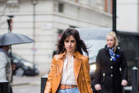 Camila Cabello nos enseña tres looks con abrigos básicos Foto: Pinterest