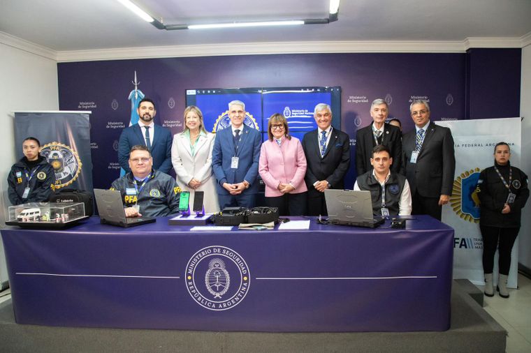 bullrich en la presentación del sistema para celulares (2)