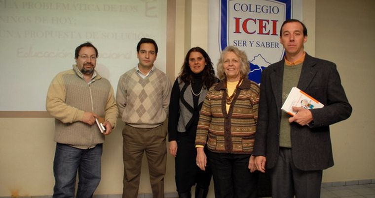 El periodista de MDZ, Gabriel Conte y el licenciado y autor del libro, Lucas Malaisi junto a Adriana Del Olmo, Alicia de Hilbing y Héctor Humeniuk, autoridades de ICEI. Foto: Nacho Gaffuri / MDZ