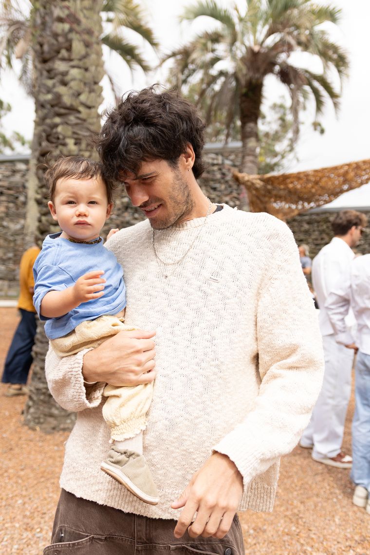 Manu Desrets y su bebé con Vito Saravia. Manu Desrets y su bebé con Vito Saravia.